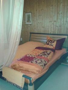 BeltheimにあるFerienhäuser MIA Am Baybachtalのベッド(枕付)が備わる客室です。