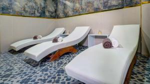 una fila de camas blancas en una habitación en Avlion Boutique Hotel, en Alanya