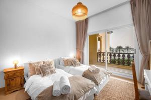 Postel nebo postele na pokoji v ubytování Marina Views Al Hamra Village + 37 fotografií