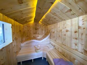uma sauna de madeira com bancos num quarto em Pointhütte em Grossarl