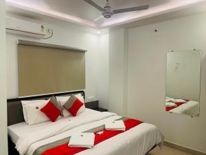 Hotel Ramdev Chikodi客房内的一张或多张床位