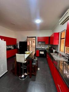 - une cuisine avec des placards rouges et une table dans l'établissement Villa HANIA - Ensoleillée et sans vis-à-vis, à Marrakech