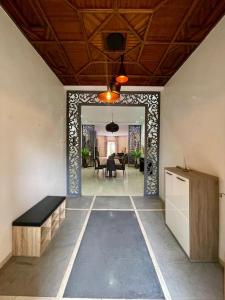 Habitación con pasillo con mesa y comedor. en Villa HANIA - Ensoleillée et sans vis-à-vis, en Marrakech