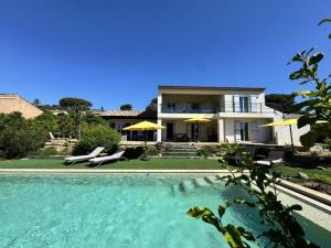 Bazén v ubytovaní Villa de Luxe Rénovée avec Piscine, 4 Chambres, à 5 Minutes de la Plage - FR-1-726-25 alebo v jeho blízkosti