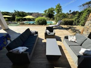 Posedenie v ubytovaní Villa de Luxe Rénovée avec Piscine, 4 Chambres, à 5 Minutes de la Plage - FR-1-726-25