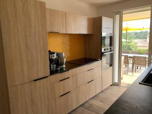 Kuchyňa alebo kuchynka v ubytovaní Villa de Luxe Rénovée avec Piscine, 4 Chambres, à 5 Minutes de la Plage - FR-1-726-25