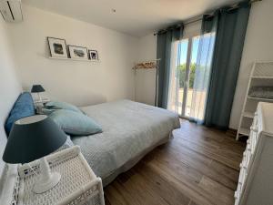 Posteľ alebo postele v izbe v ubytovaní Villa de Luxe Rénovée avec Piscine, 4 Chambres, à 5 Minutes de la Plage - FR-1-726-25
