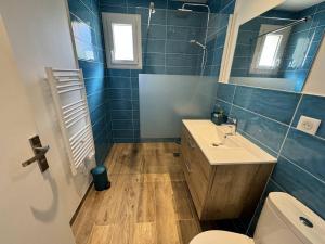 Kúpeľňa v ubytovaní Villa de Luxe Rénovée avec Piscine, 4 Chambres, à 5 Minutes de la Plage - FR-1-726-25