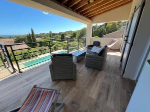 Balkón alebo terasa v ubytovaní Villa de Luxe Rénovée avec Piscine, 4 Chambres, à 5 Minutes de la Plage - FR-1-726-25