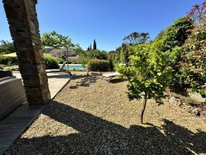 Vonkajšia záhrada v ubytovaní Villa de Luxe Rénovée avec Piscine, 4 Chambres, à 5 Minutes de la Plage - FR-1-726-25