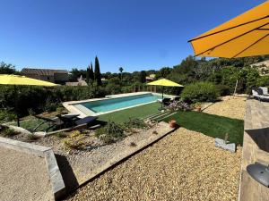 Bazén v ubytovaní Villa de Luxe Rénovée avec Piscine, 4 Chambres, à 5 Minutes de la Plage - FR-1-726-25 alebo v jeho blízkosti