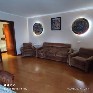 een woonkamer met een bank en 2 stoelen bij CasaVacanze Salza nel Borgo in Sutri