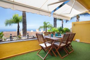 una mesa y sillas en un balcón con vistas al océano en Casa Ana, en Santa Úrsula