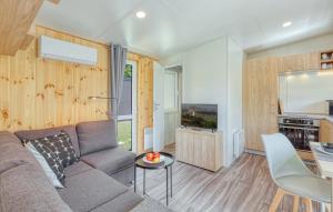 a living room with a couch and a tv at Tiny House Wemding in Wemding