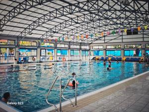 uma grande piscina interior com pessoas em Cool place in Ramat Gan em Ramat Gan