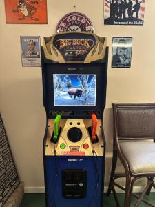 una sala giochi con una macchina per videogiochi di 1 mi to Dollywood mins to all attractions & GSMNP a Sevierville
