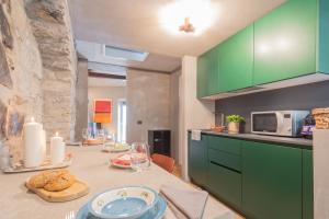 Kuchyň nebo kuchyňský kout v ubytování Urio's Castle Suites by Rent All Como