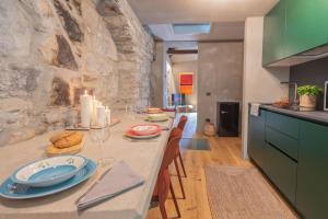 Kuchyň nebo kuchyňský kout v ubytování Urio's Castle Suites by Rent All Como