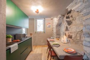 Kuchyň nebo kuchyňský kout v ubytování Urio's Castle Suites by Rent All Como