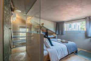 Postel nebo postele na pokoji v ubytování Urio's Castle Suites by Rent All Como