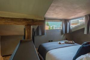 Postel nebo postele na pokoji v ubytování Urio's Castle Suites by Rent All Como