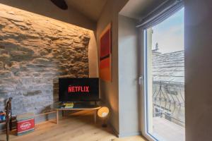 TV a/nebo společenská místnost v ubytování Urio's Castle Suites by Rent All Como