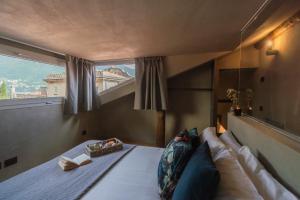 Postel nebo postele na pokoji v ubytování Urio's Castle Suites by Rent All Como
