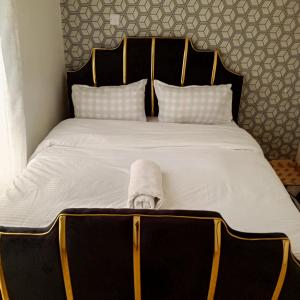 une chambre avec un lit avec une serviette dessus dans l'établissement Nakuru Residential and Fully Furnished Apartments Behind Hill Court Hotel at St Mary's pastoral center, à Kerita