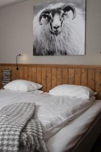 una imagen en blanco y negro de una cabra en una cama en Spidsbergseter Resort Rondane, en Venabygd