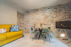 TV a/nebo společenská místnost v ubytování Urio's Castle Suites by Rent All Como