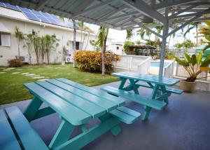 una mesa de picnic y bancos en un patio en Southern Surf Beach Apartments en Bridgetown