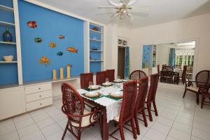 comedor con mesa y sillas en Southern Surf Beach Apartments en Bridgetown