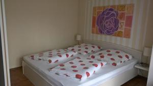 een slaapkamer met 2 bedden met rode en witte kussens bij Ferienwohnung Romantic in Bad Kissingen