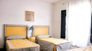Posteľ alebo postele v izbe v ubytovaní 3 bedrooms house with furnished terrace at Castilblanco