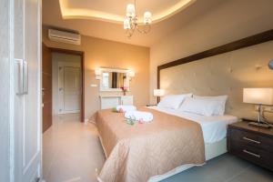 A bed or beds in a room at Zoi Apartments