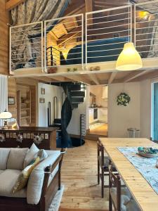 a kitchen and living room with a loft bed at CIELO E TERRA Chalet a Zencheri in Piazza