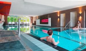 una piscina con due ragazze in un hotel di Luisenhof by Bütgenbacher-Hof a Butgenbach