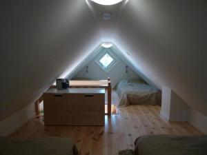 Habitación en el ático con escritorio y 2 camas en Kleines Ferienhaus - Tiny house - auf Gotland 700 Meter zum Meer en Ljugarn