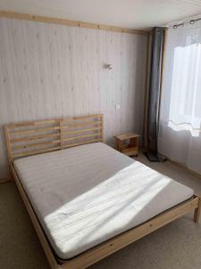 een slaapkamer met een groot bed in een kamer bij La maison des Artistes in Lavelanet