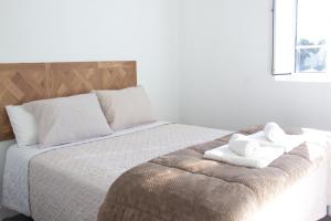 1 dormitorio con 1 cama con 2 toallas en Casa A Gateira, en O Casal Pontevedra