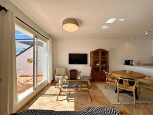 a living room with a table and a tv at Apartamento Panorama X0025 in Benitachell