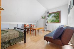 a living room with a couch and a table at Wohnen Im Grünen in Hamburg