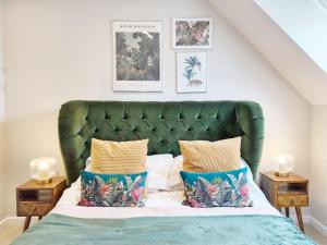 a green headboard of a bed in a bedroom at Roseland Penthouse - Arundel in Arundel
