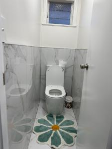 Kylpyhuone majoituspaikassa Auckland airport holiday home
