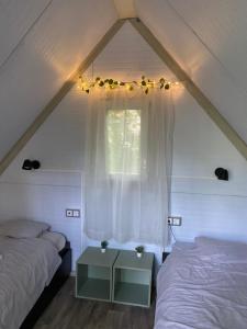 Postel nebo postele na pokoji v ubytování Diós Camping