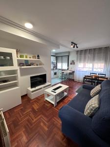 Μια τηλεόραση ή/και κέντρο ψυχαγωγίας στο Apartamento centro y playa de Gijon