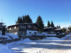 a house with snow on the ground in front of it at Ferienhaus "Talblick" mit Garten und Grill in Barbis
