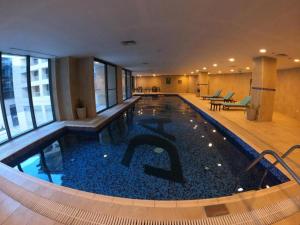 uma grande piscina num quarto de hotel em Amman damac tower Abdali Boulevard em Amã