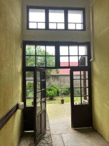 une porte ouverte dans un bâtiment avec une fenêtre dans l'établissement Mohás Vendégház Kőszeg, à Kőszeg