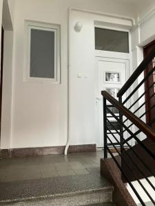 科塞格的住宿－Mohás Vendégház Kőszeg，一道带窗户和楼梯的白色门